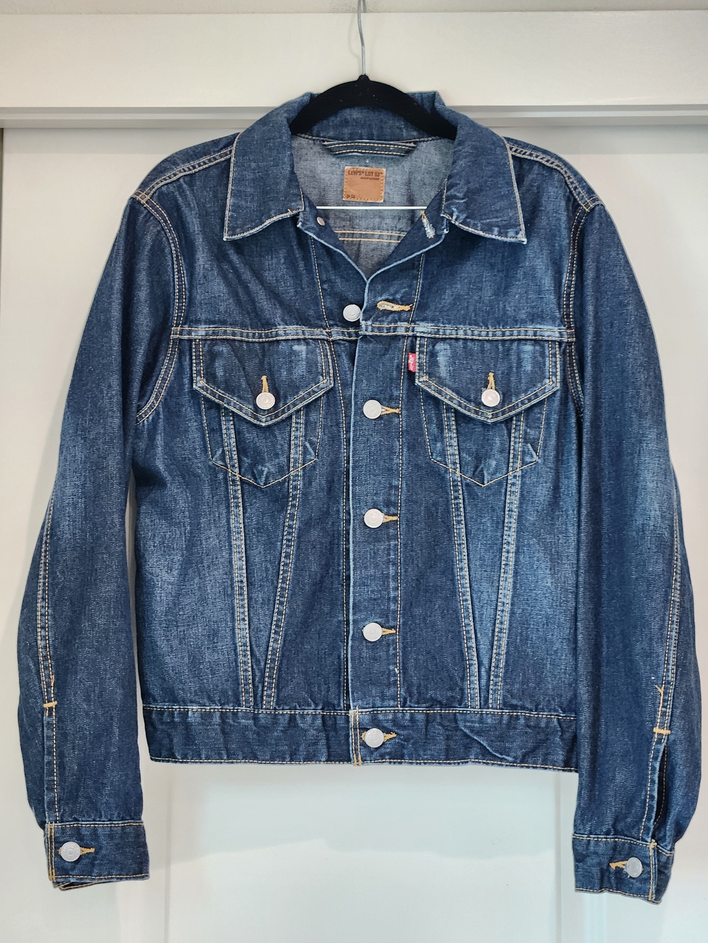 Vintage 2000 Levi's Women's Classic Denim Trucker Jacket in Dark Blue